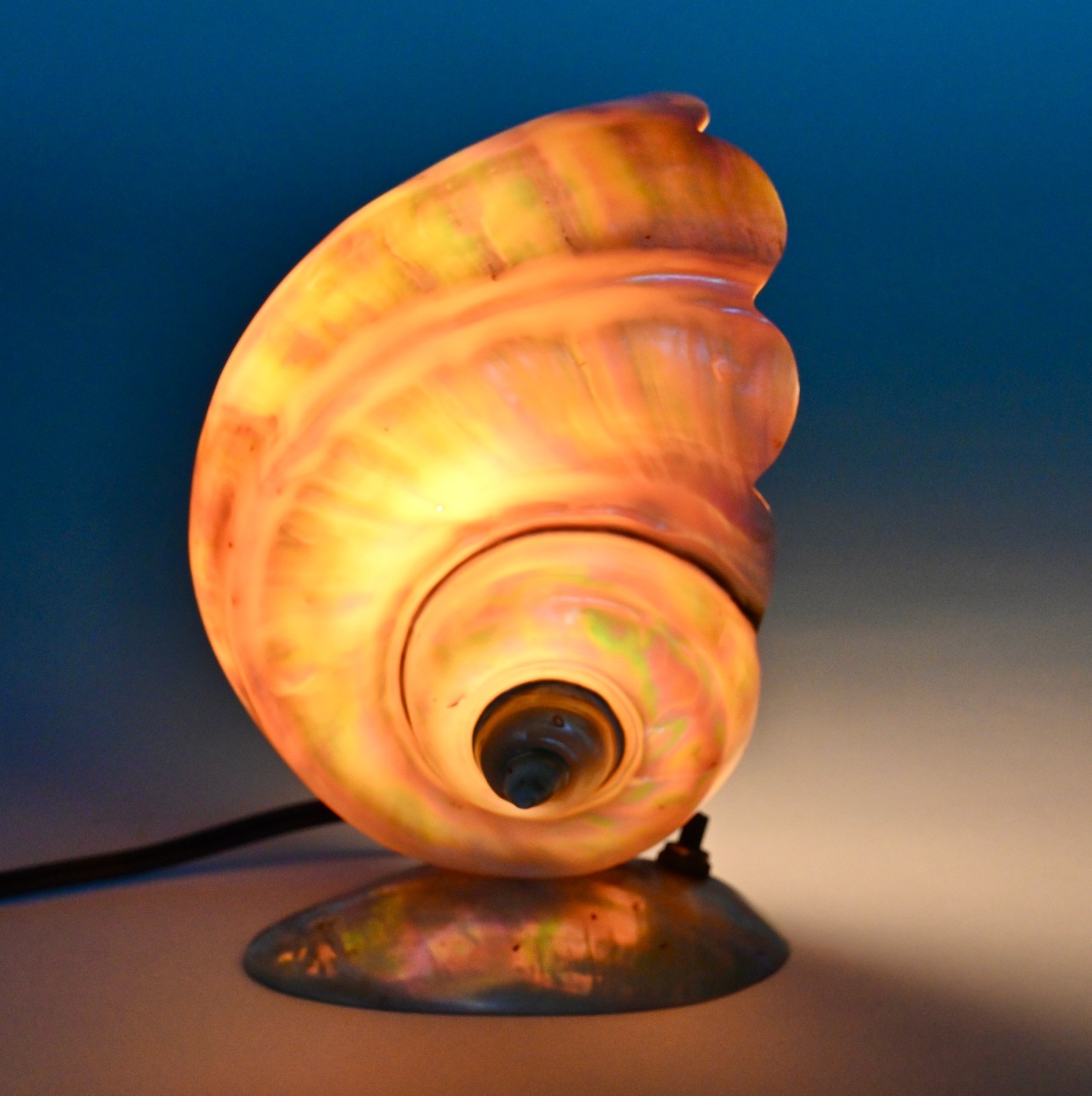 SHELL TABLE LAMP