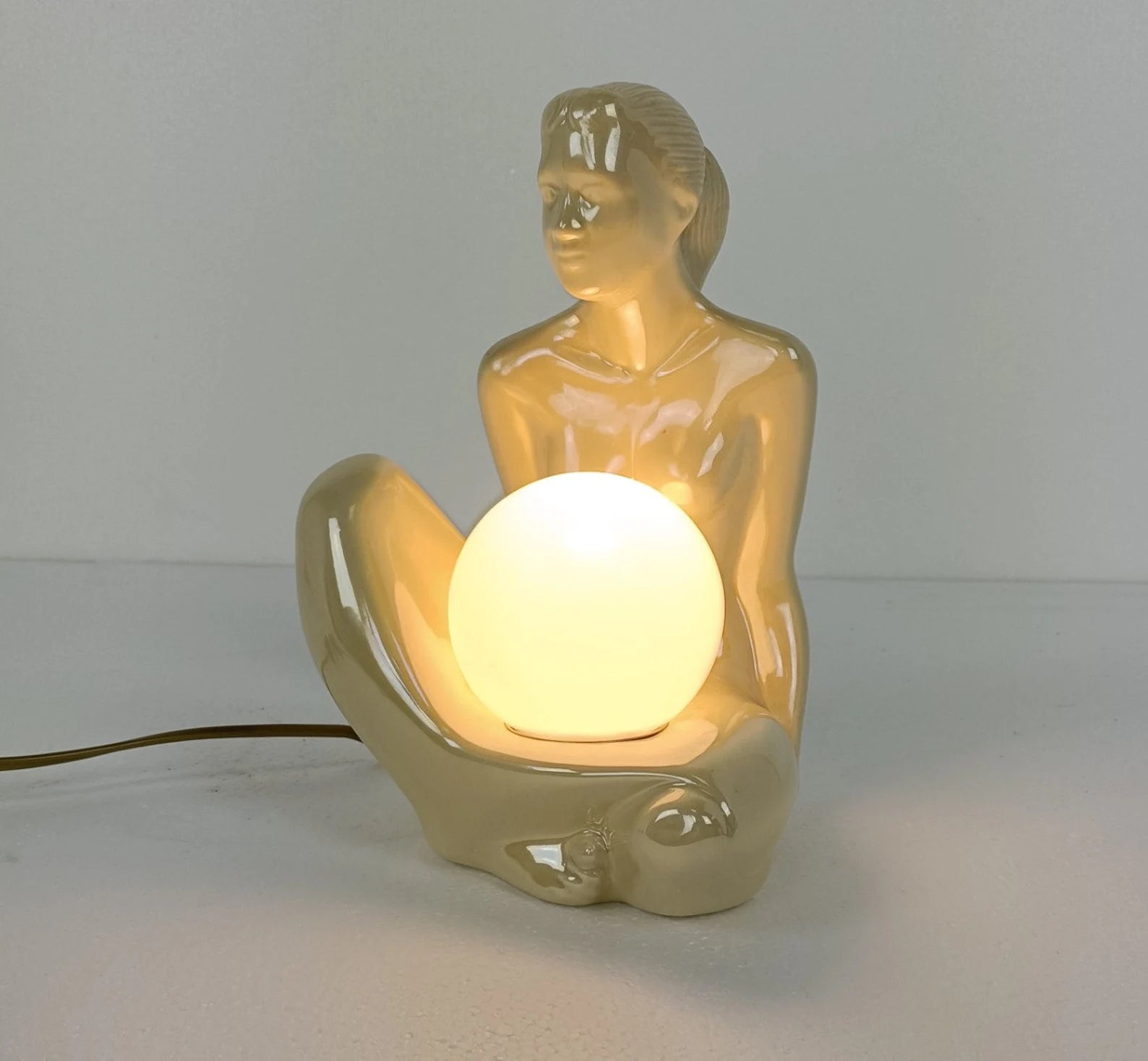 ITALIAN FEMALE FIGURE TABLE LAMP