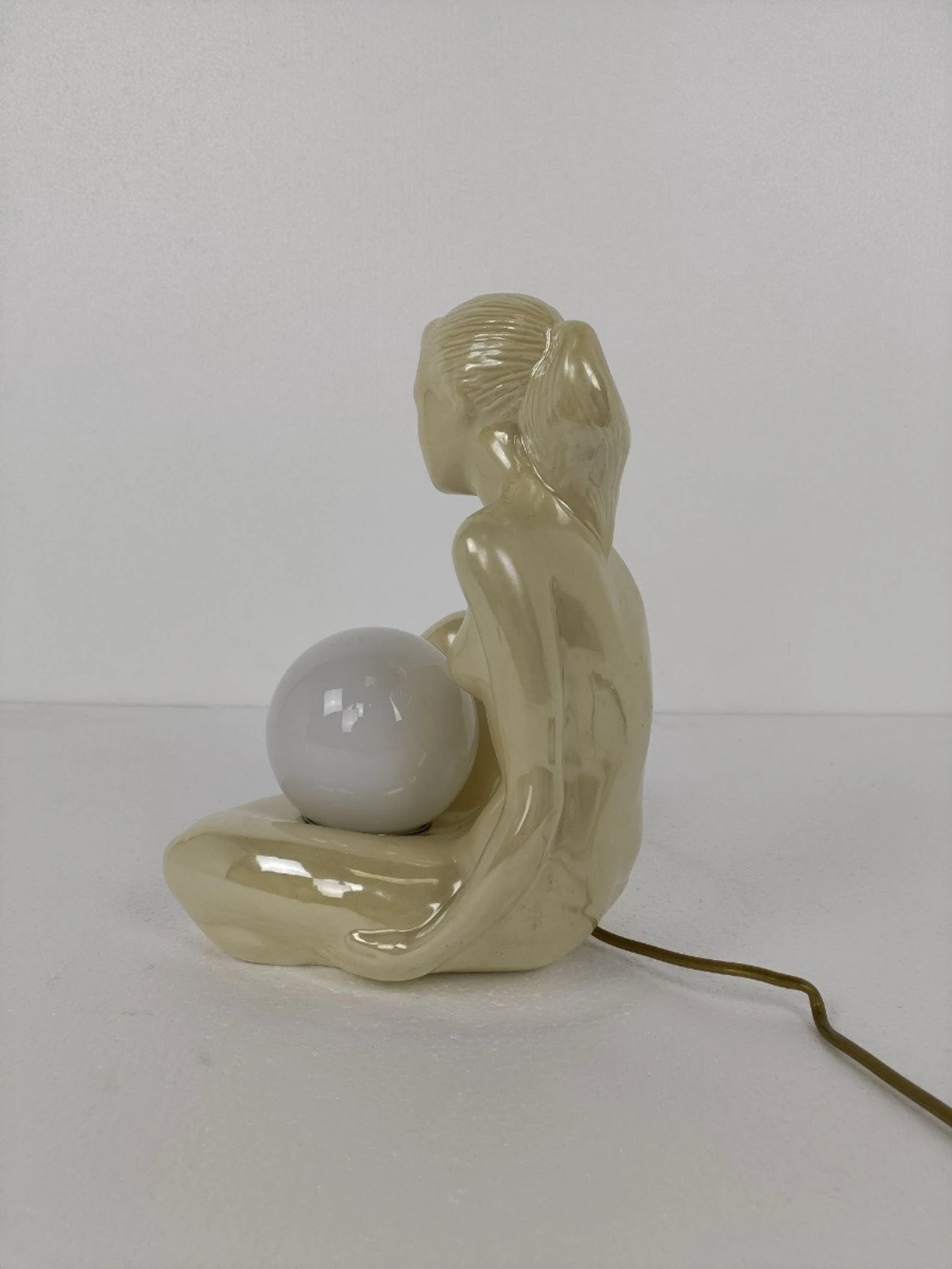 ITALIAN FEMALE FIGURE TABLE LAMP